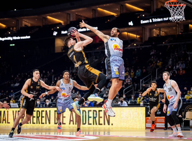 投掷物品事 投掷物品事